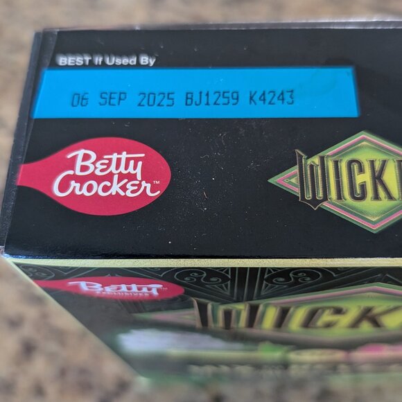 WICKED Mix To Reveal Vanilla Cupcake Kit - Picture 3 of 5